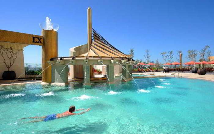 Beautiful Sprinkler Structure in The Pool 