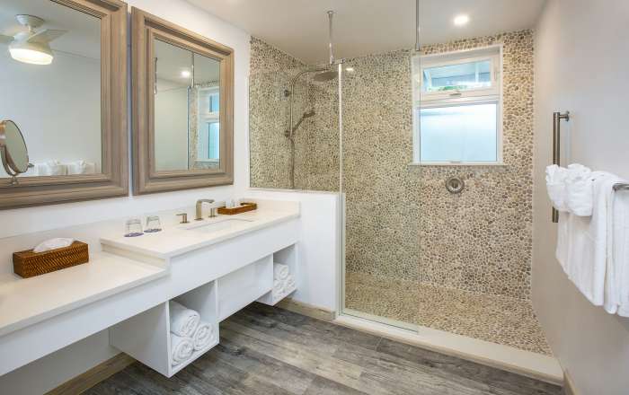 Deluxe Beachfront Bathroom