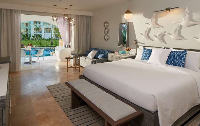 Royal Seaside Swim-up Club Level Ultra Suite with Patio Tranquillity Soaking Tub