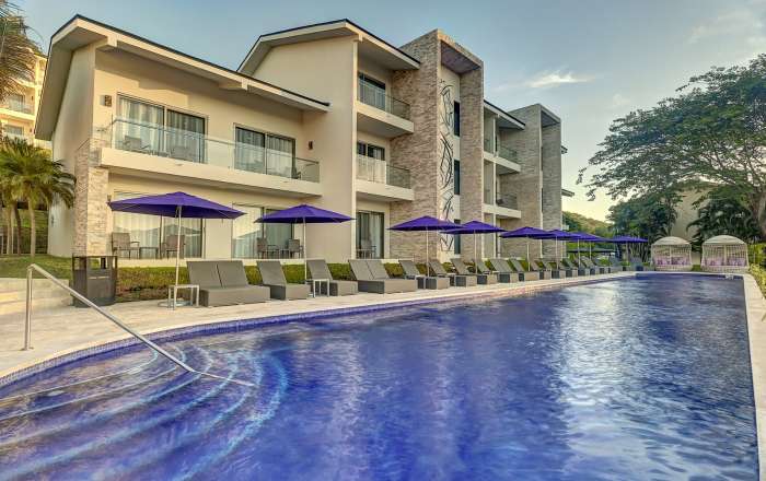 Expansive Star Class™ Pool