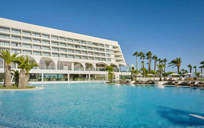 Pool & Hotel Exterior