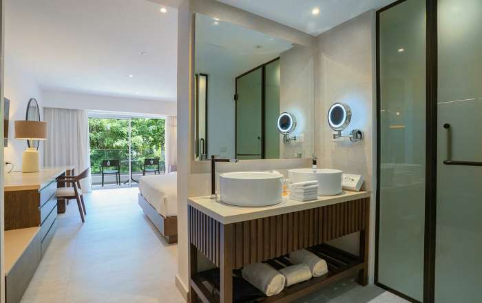 Caribe Deluxe Room Bathroom