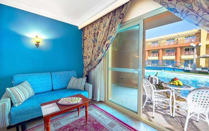 Elegant Swim Up Accommodation