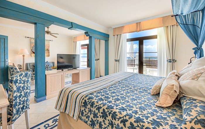 Junior Suite Club Bedroom