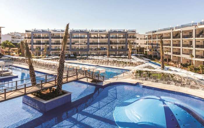 Sunbathing areas & Pools