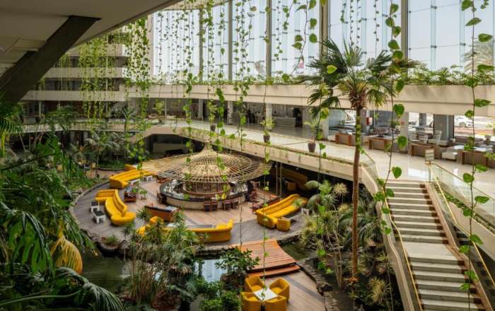 Beautiful, bright & fresh lobby area