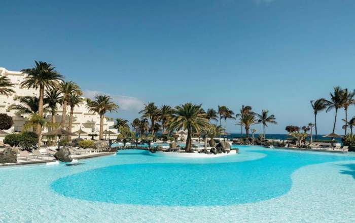 Spacious Salt Water Lagoon Pool