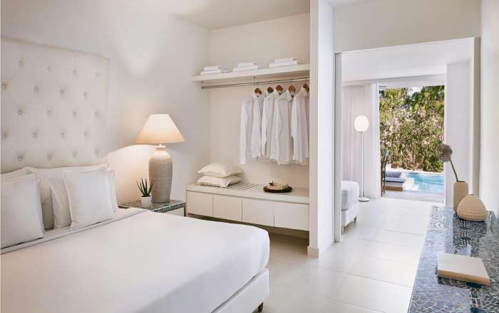 Swim-Up Family Guestroom