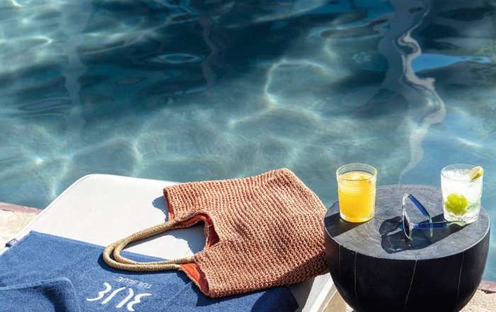 Enjoy delicious alcoholic & non-alcoholic beverages around the pool
