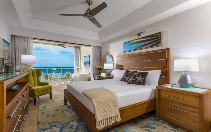 Beachfront Grande Luxe Club Level Junior Suite with Balcony Tranquillity Soaking Tub