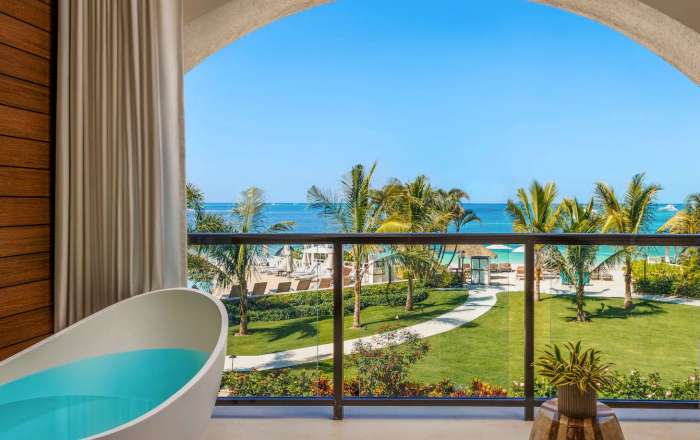 Bamboo Grove Club Suite Balcony with Tranquility Soaking Tub