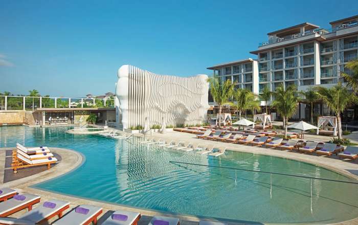 Main Pool with Freestyle Swim-Up Bar