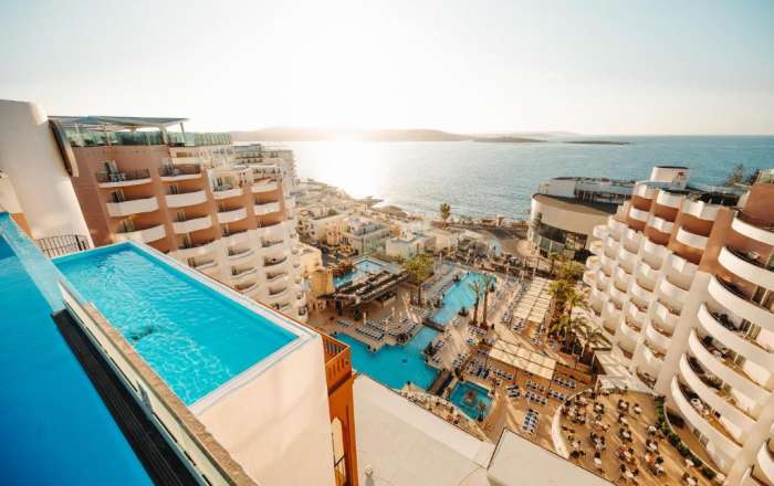 Enjoy the Stunning View From the Rootop Pool
