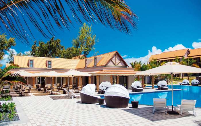 Maritim Crystals Beach Hotel Pool & Seating