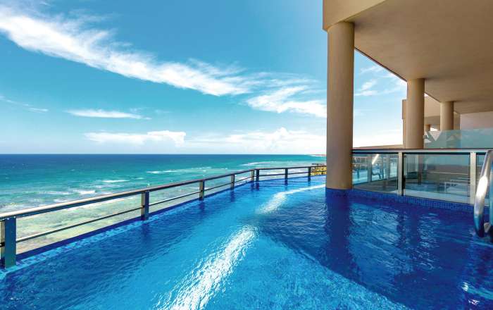 Oceanfront Swim-Up Suite Balcony Infinity Pool
