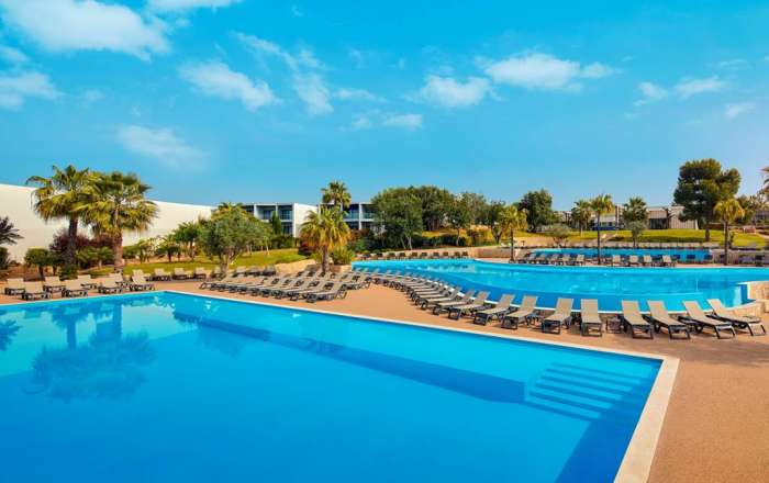 Make a splash in a choice of 6 heated pools