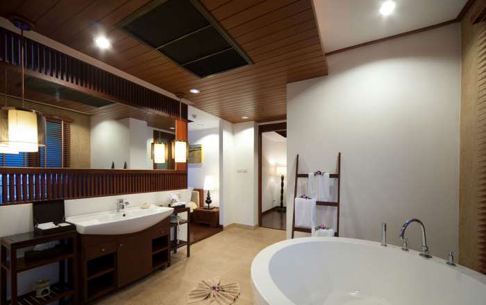 Deluxe Bathroom