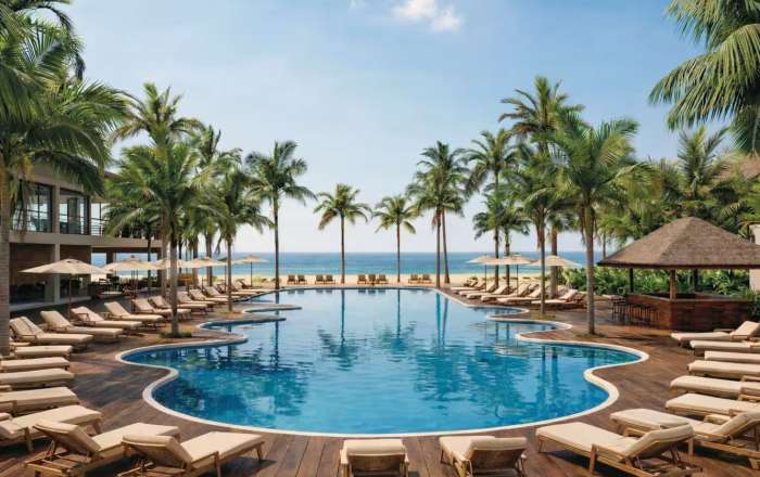Relax from the 635m² beachfront infinity pool